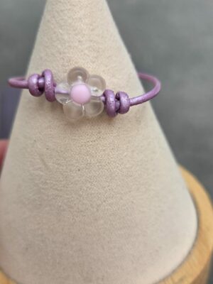 Bracelet enfant cuir rond 2mm vieux rose et fleur