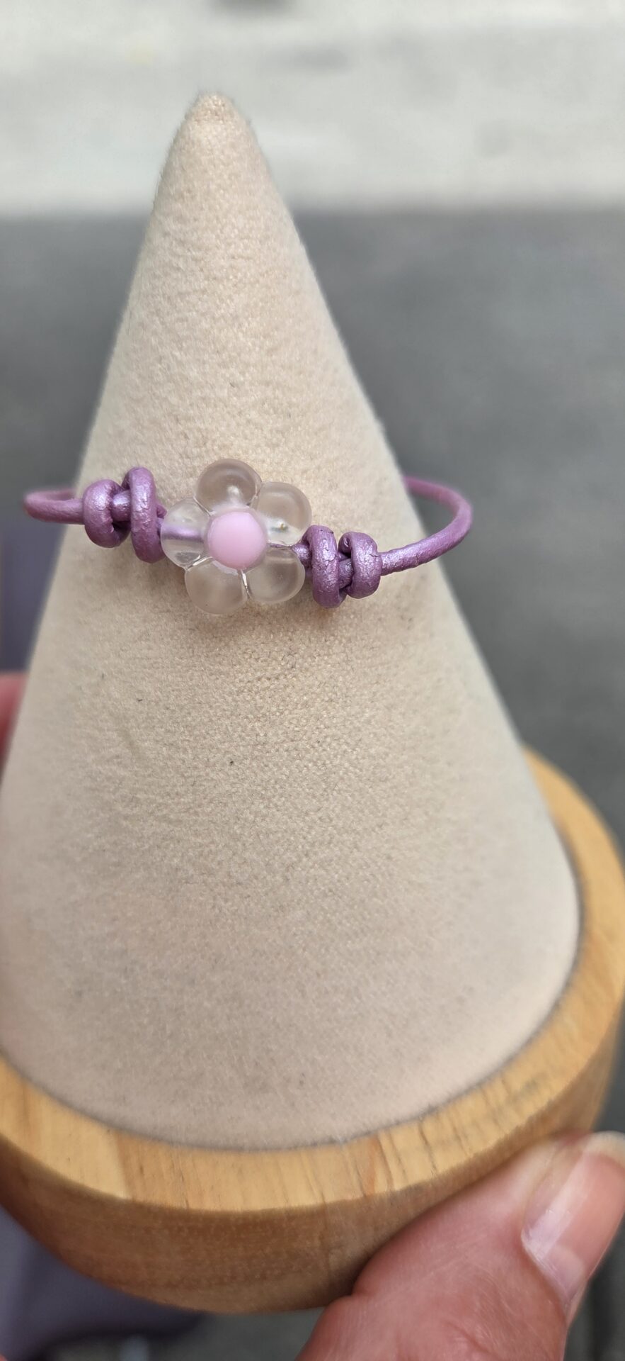 Bracelet enfant cuir rond 2mm vieux rose et fleur