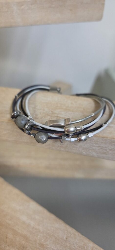 Bracelet femme multi rangs et perles argentées et grises