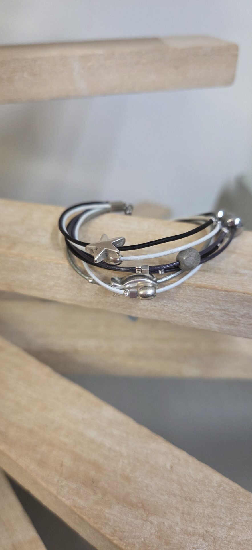 Bracelet femme multi rangs et perles argentées et grises