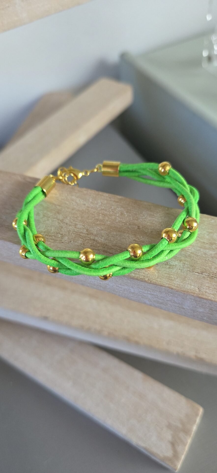 Bracelet femme en cuir rond 2mm verf fluo et perles dorées