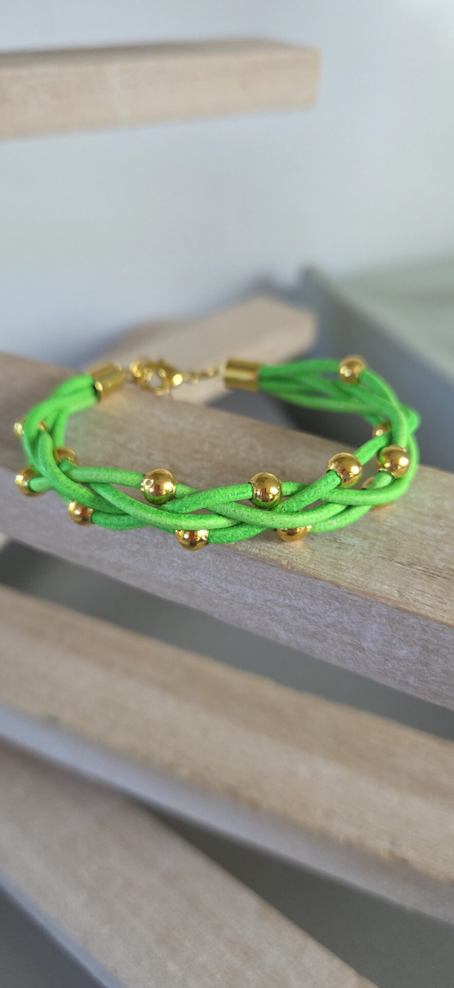 Bracelet femme en cuir rond 2mm verf fluo et perles dorées