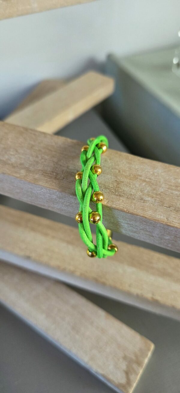 Bracelet femme en cuir rond 2mm verf fluo et perles dorées