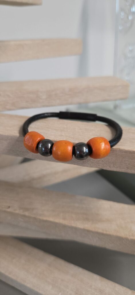 Bracelet femme cuir noir et perles oranges et noires