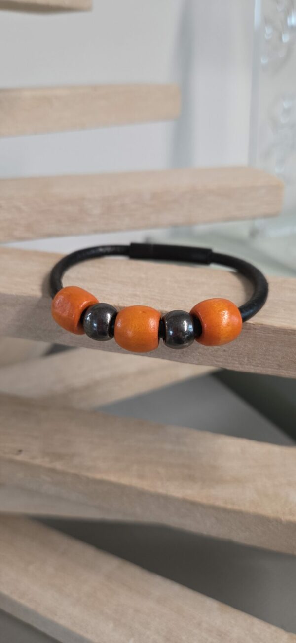 Bracelet femme cuir noir et perles oranges et noires