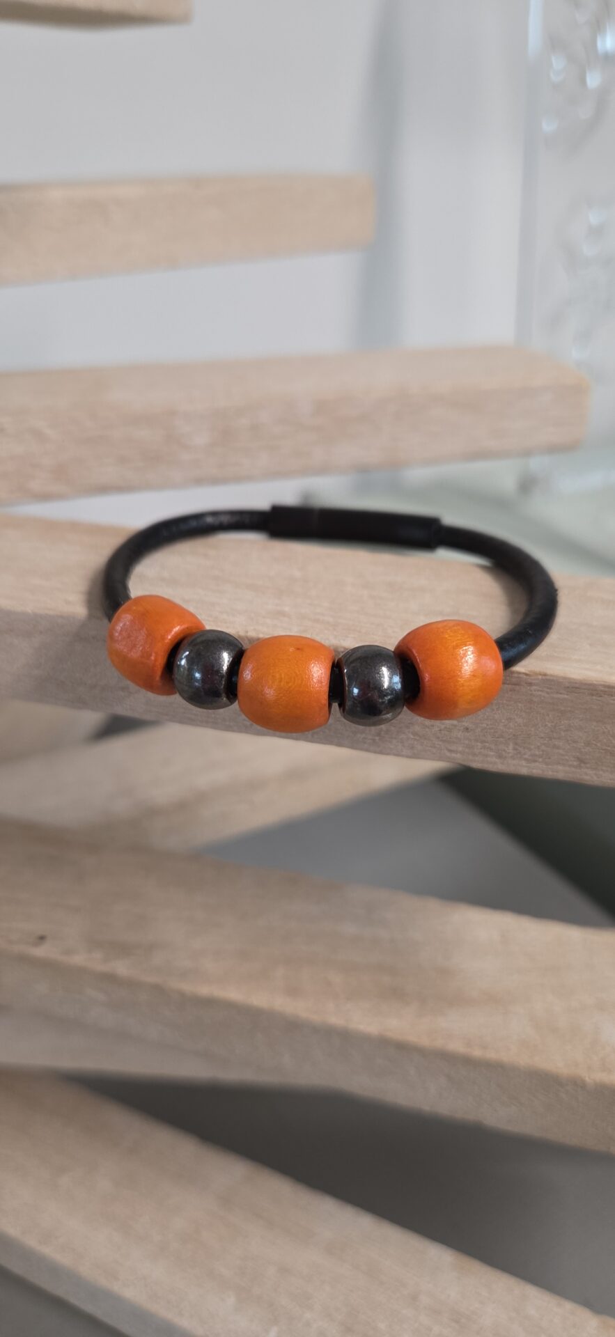 Bracelet femme cuir noir et perles oranges et noires