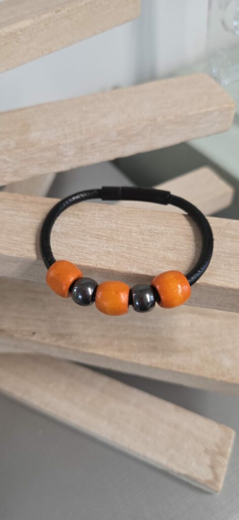 Bracelet femme cuir noir et perles oranges et noires