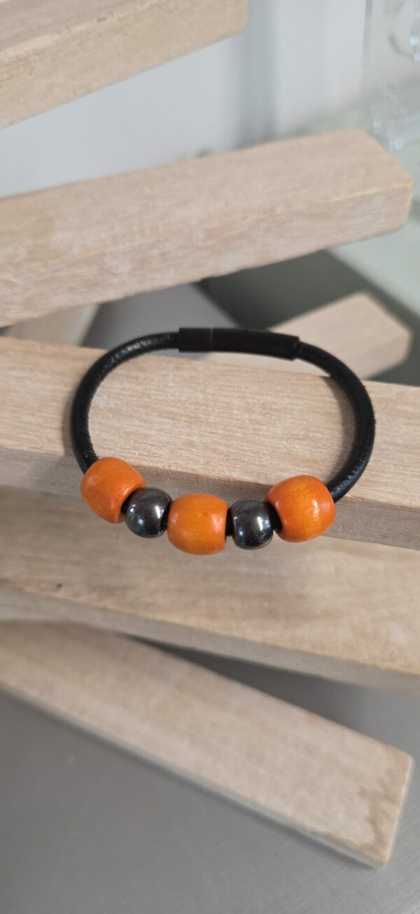 Bracelet femme cuir noir et perles oranges et noires