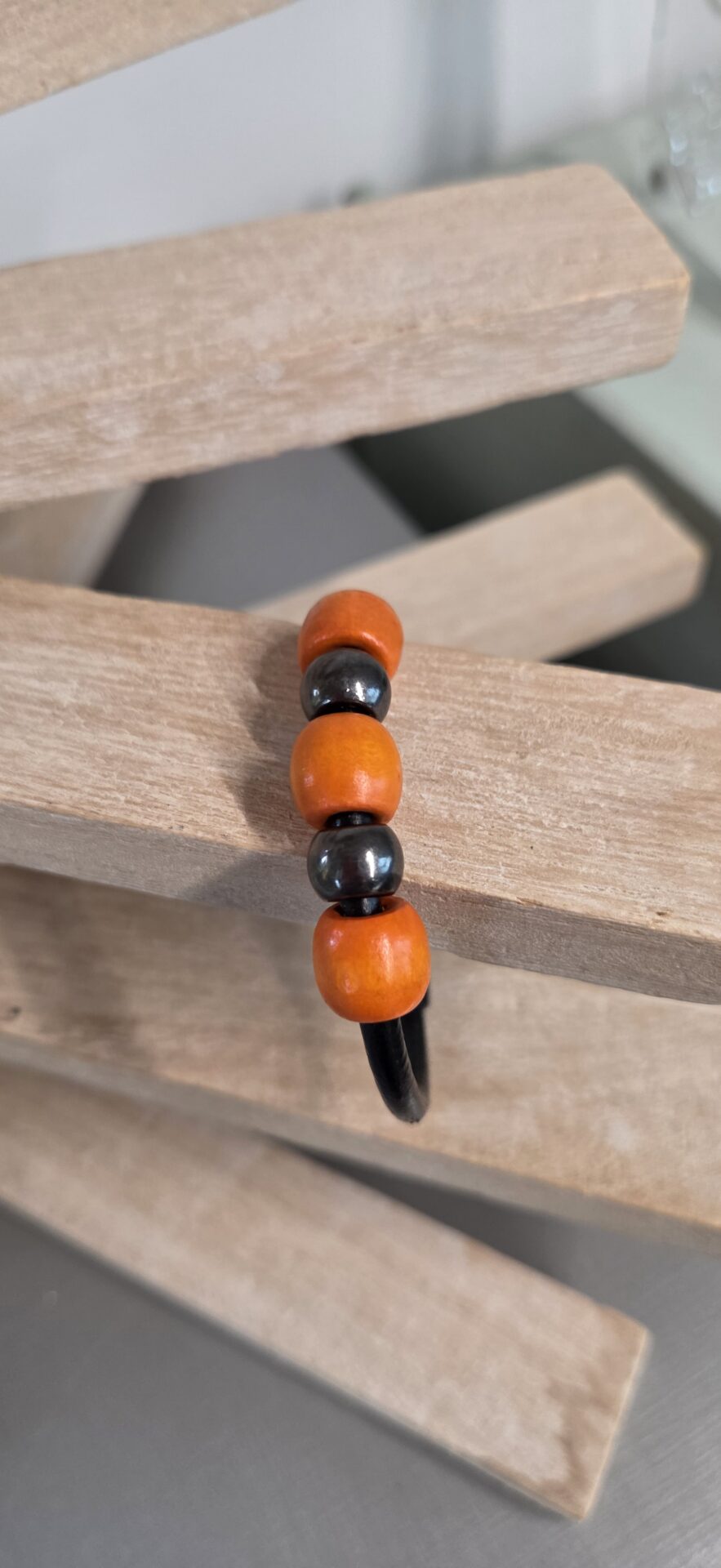 Bracelet femme cuir noir et perles oranges et noires