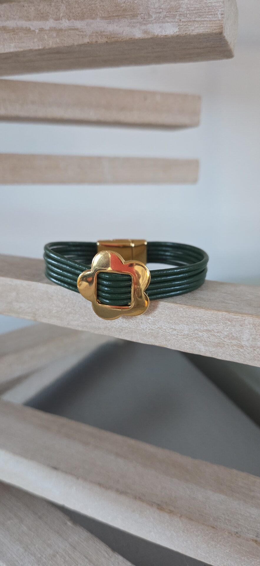 Bracelet femme cuir rond vert foncé et fleur dorée
