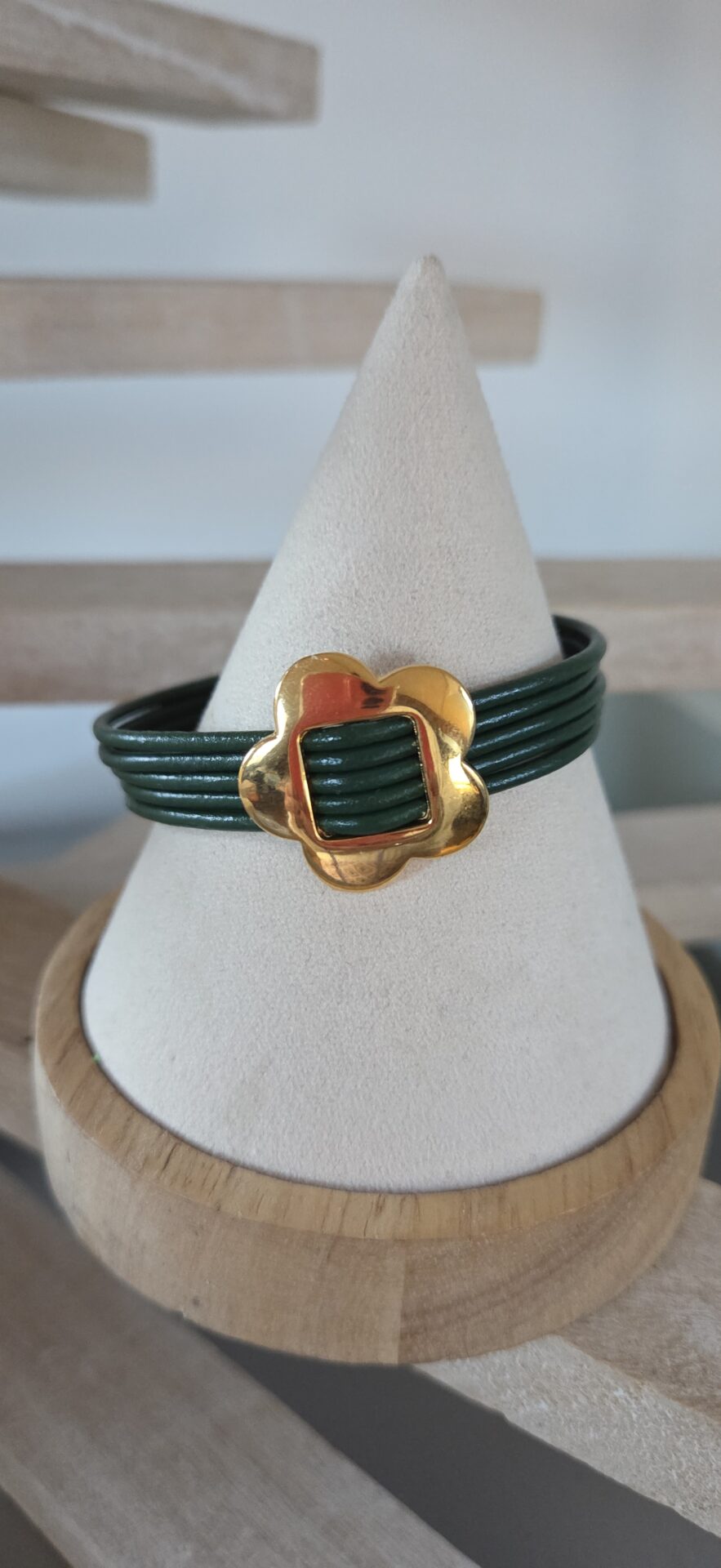 Bracelet femme cuir rond vert foncé et fleur dorée