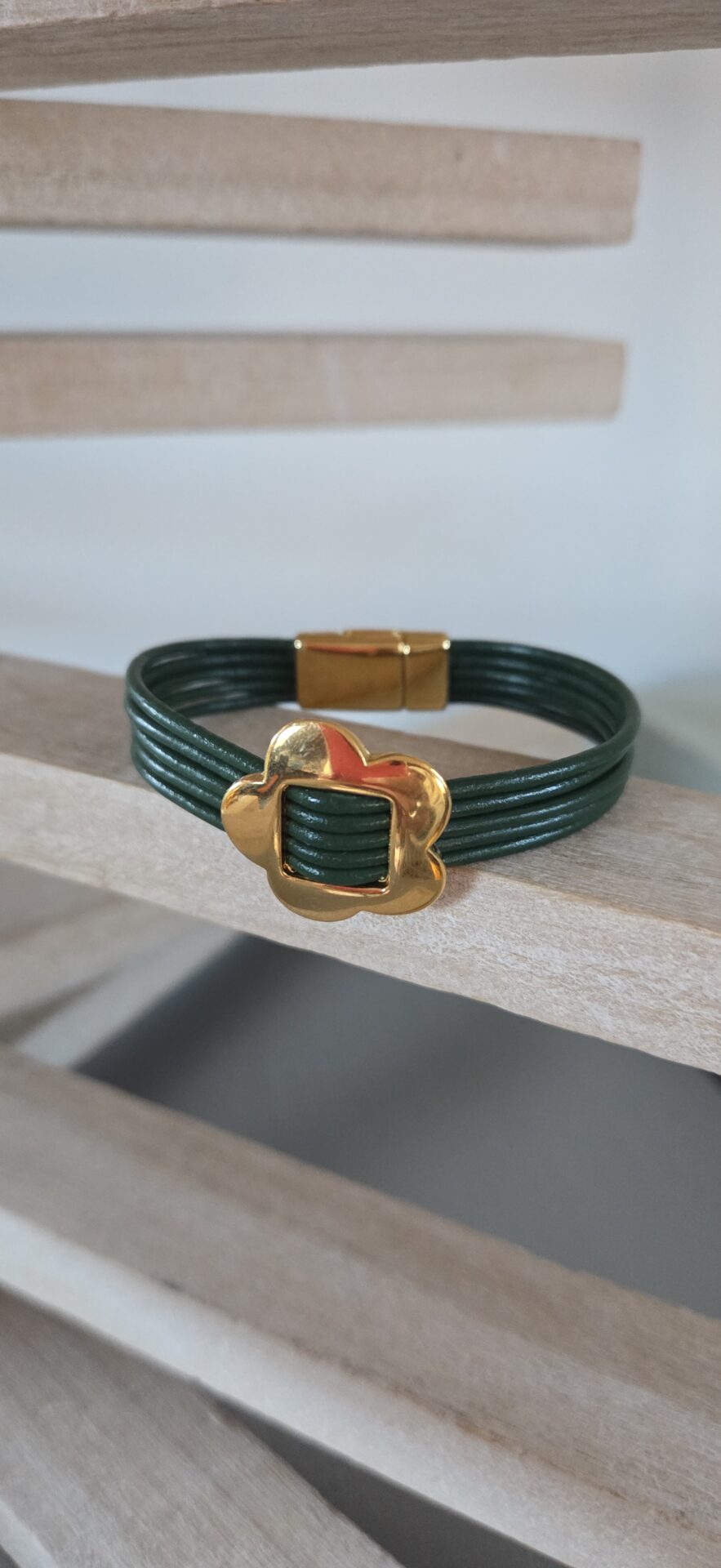 Bracelet femme cuir rond vert foncé et fleur dorée