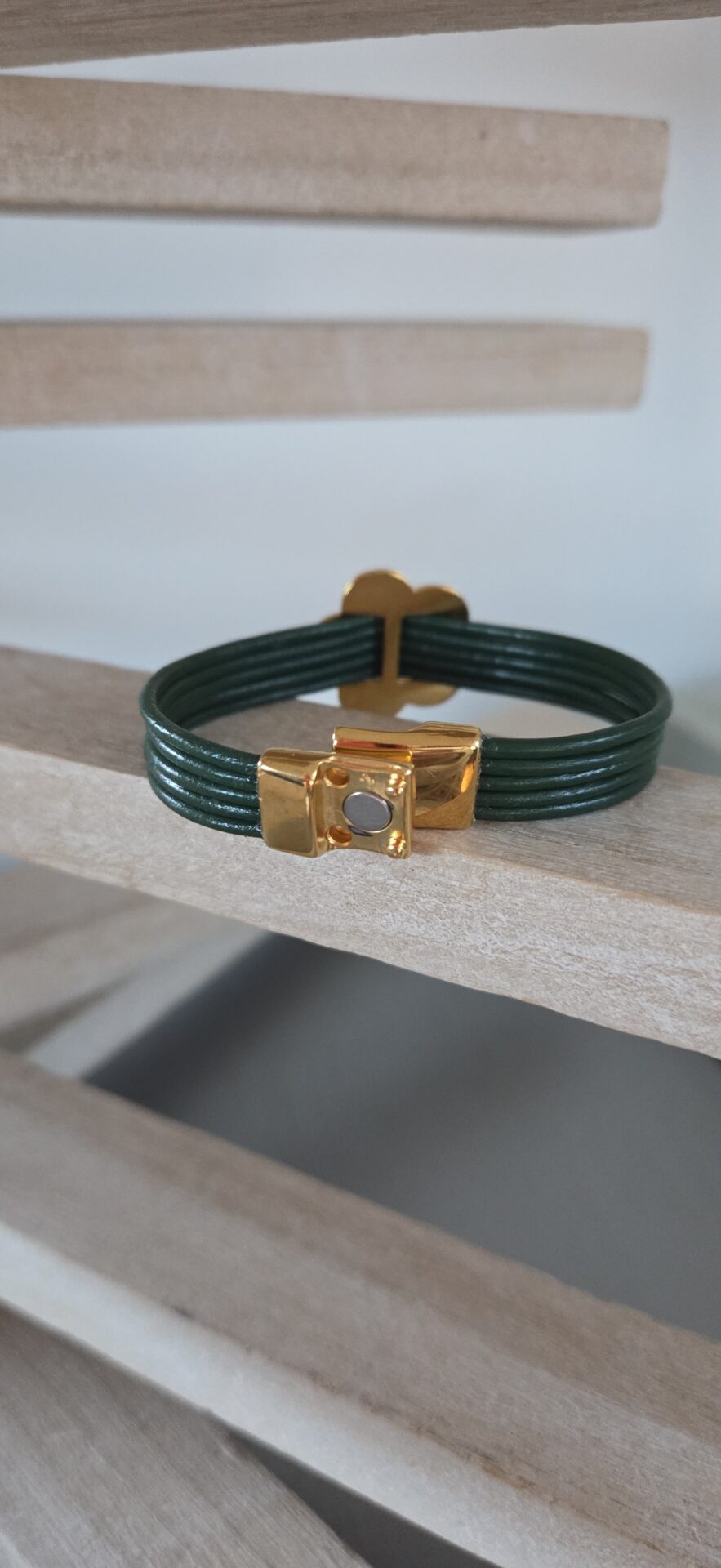 Bracelet femme cuir rond vert foncé et fleur dorée