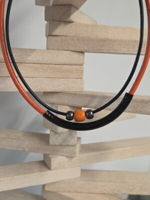Collier femme en cuir orange et tube noir