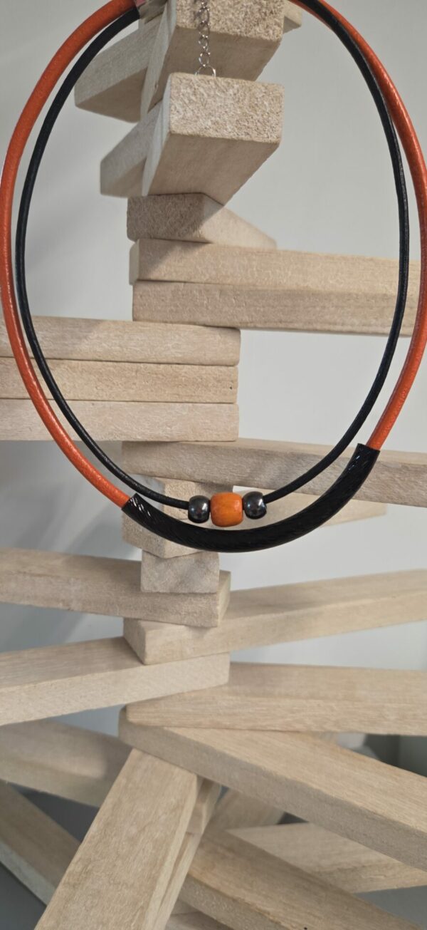 Collier femme en cuir orange et tube noir