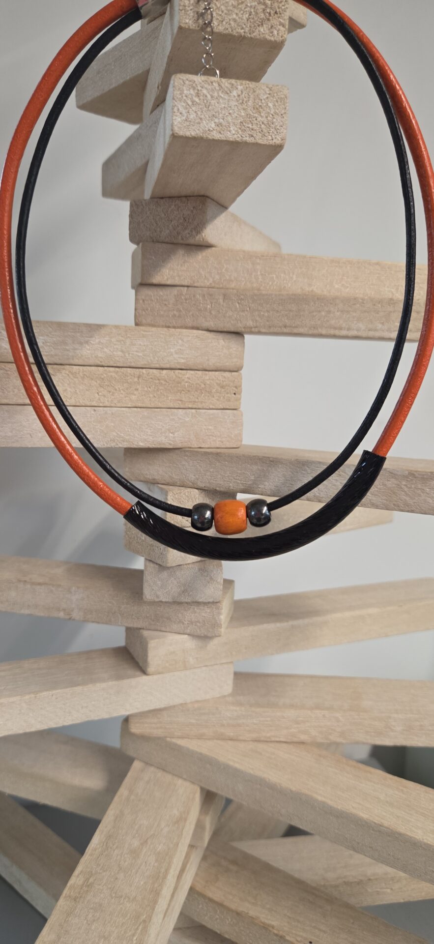 Collier femme en cuir orange et tube noir