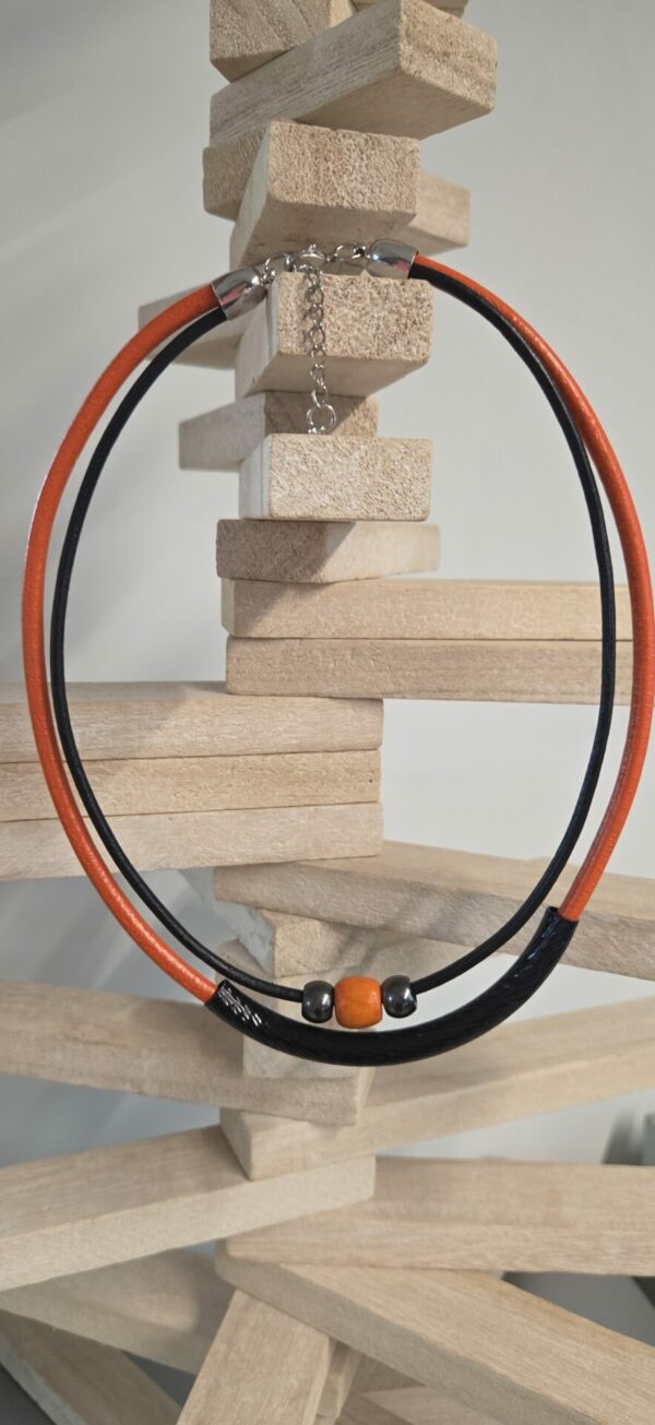 Collier femme en cuir orange et tube noir