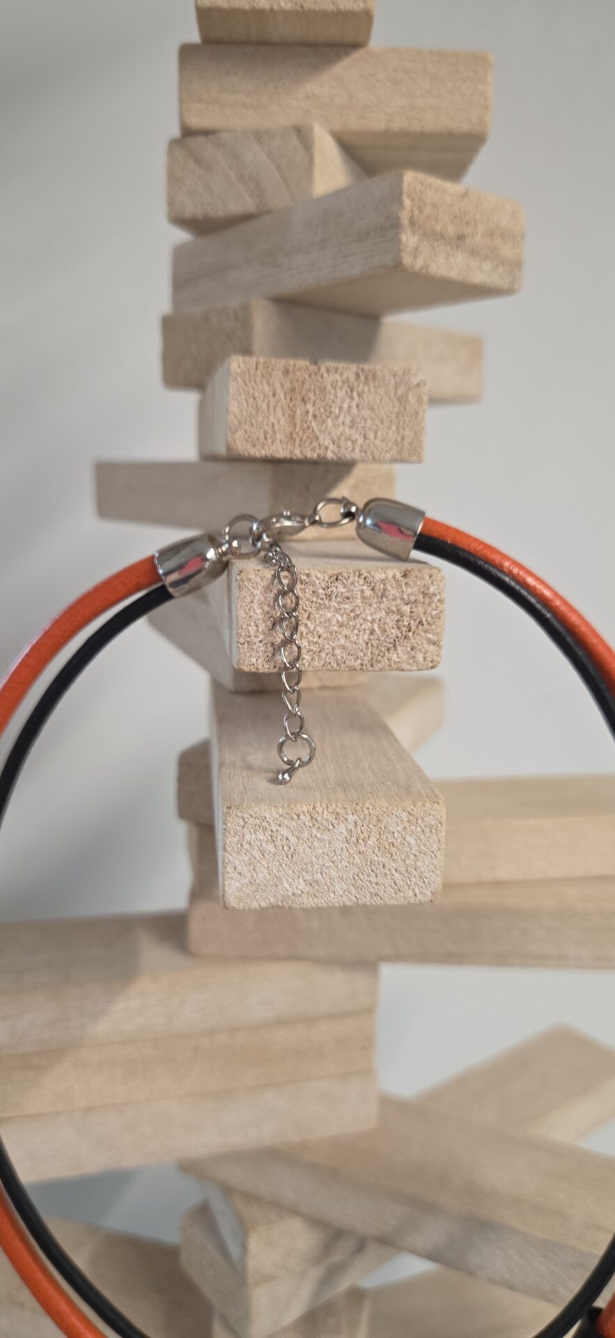 Collier femme en cuir orange et tube noir