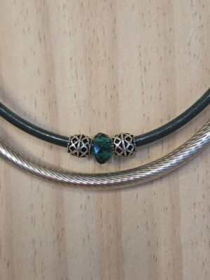 Collier femme deux cuirs ronds vert et tube et perles argentées