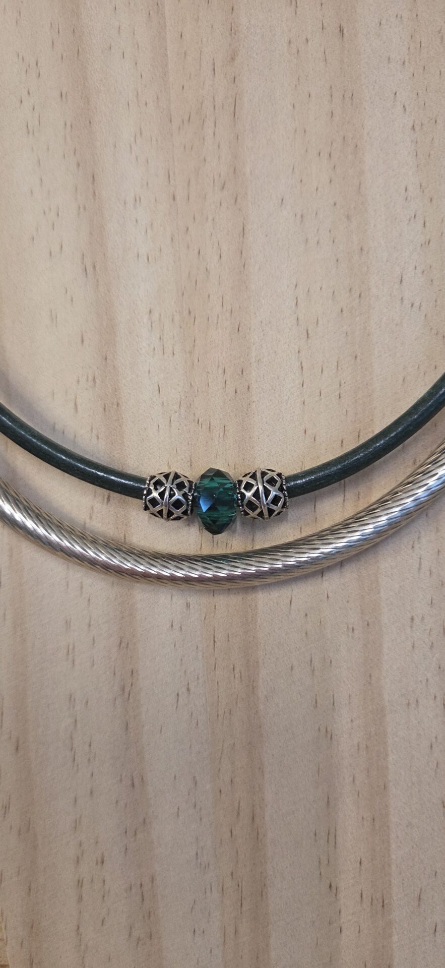 Collier femme deux cuirs ronds vert et tube et perles argentées
