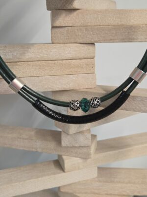 Collier femme en cuir vert et tube noir