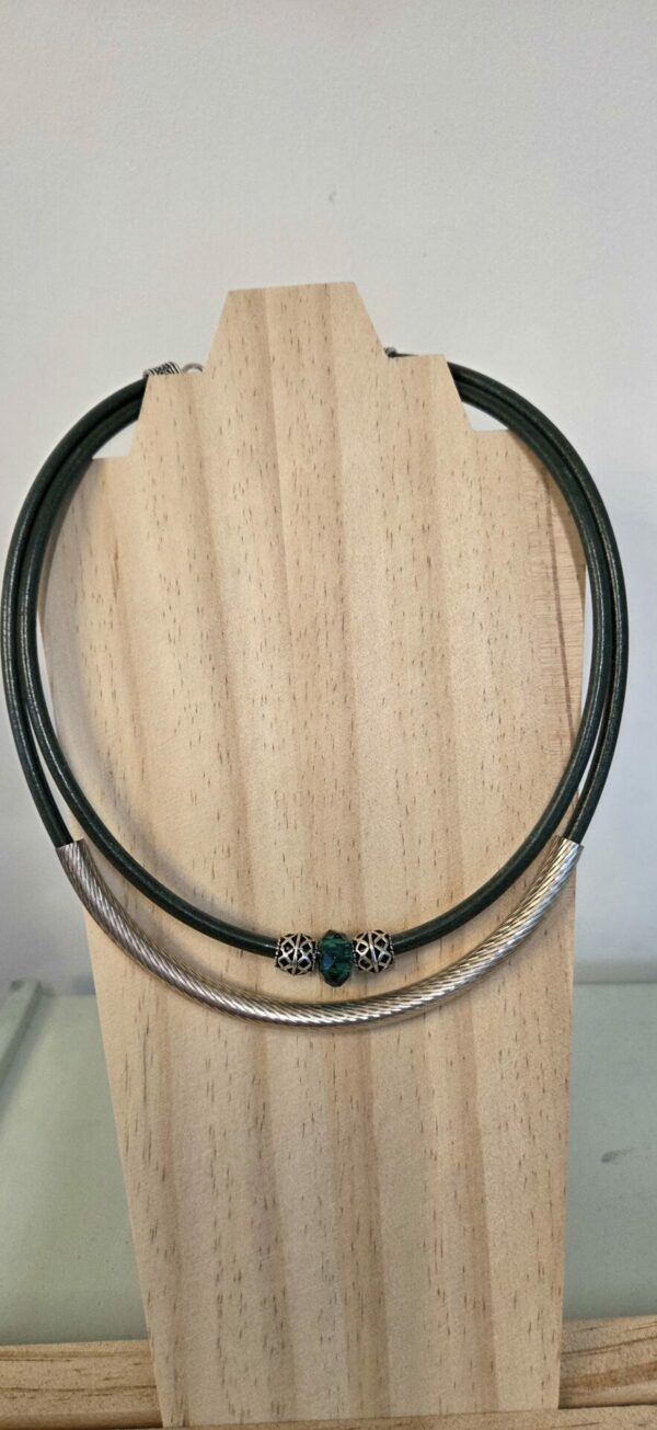 Collier femme deux cuirs ronds vert et tube et perles argentées