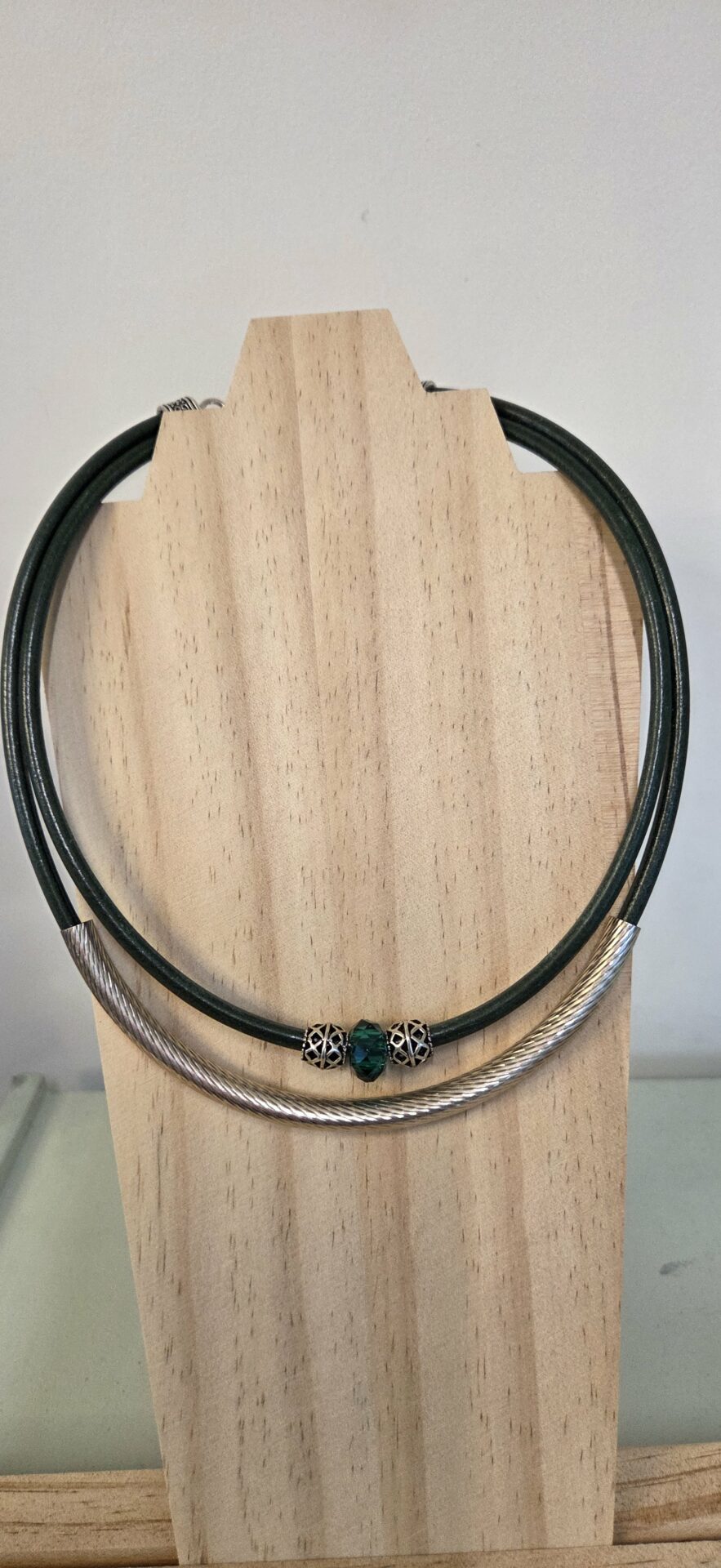 Collier femme deux cuirs ronds vert et tube et perles argentées