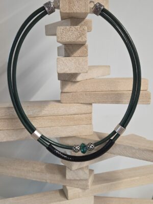 Collier femme en cuir vert et tube noir
