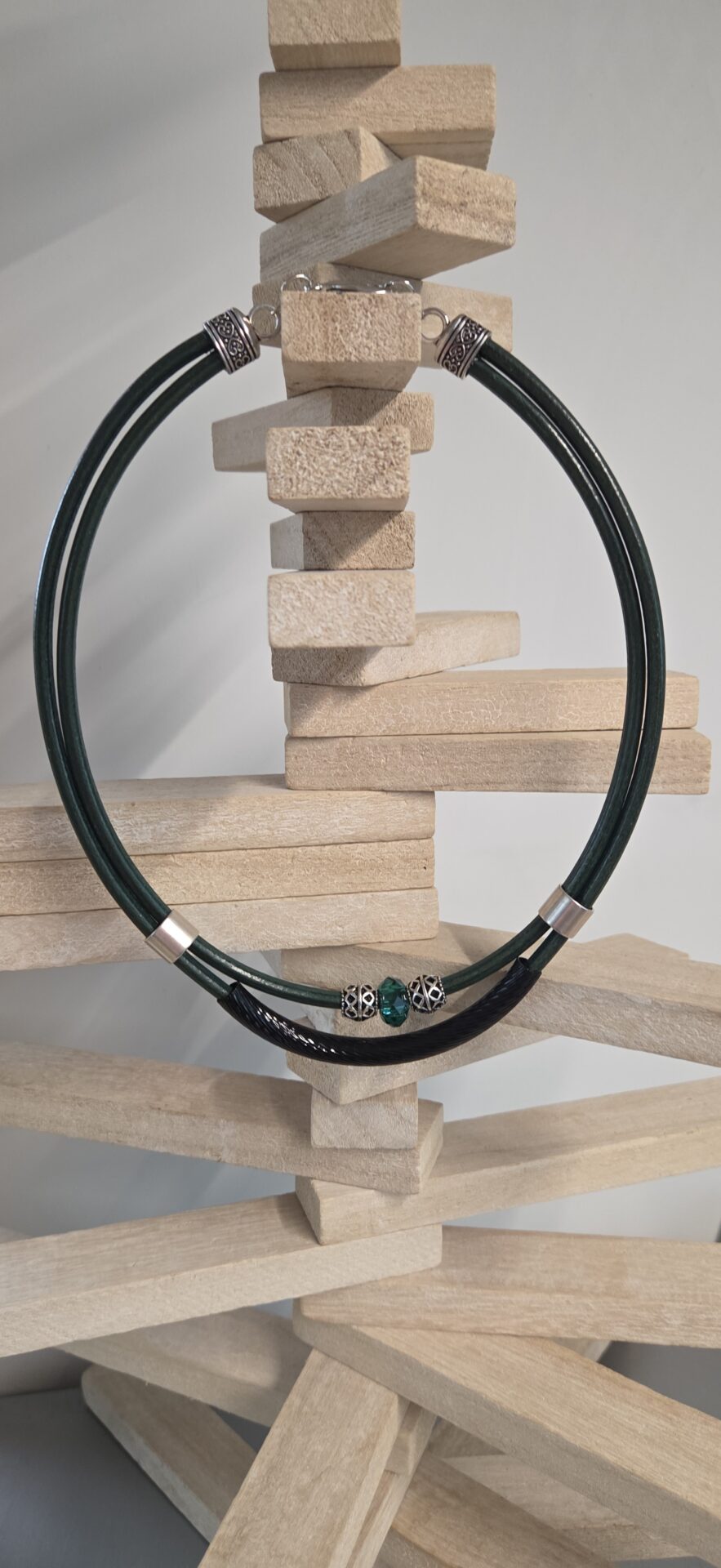 Collier femme en cuir vert et tube noir