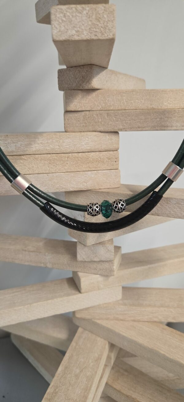 Collier femme en cuir vert et tube noir