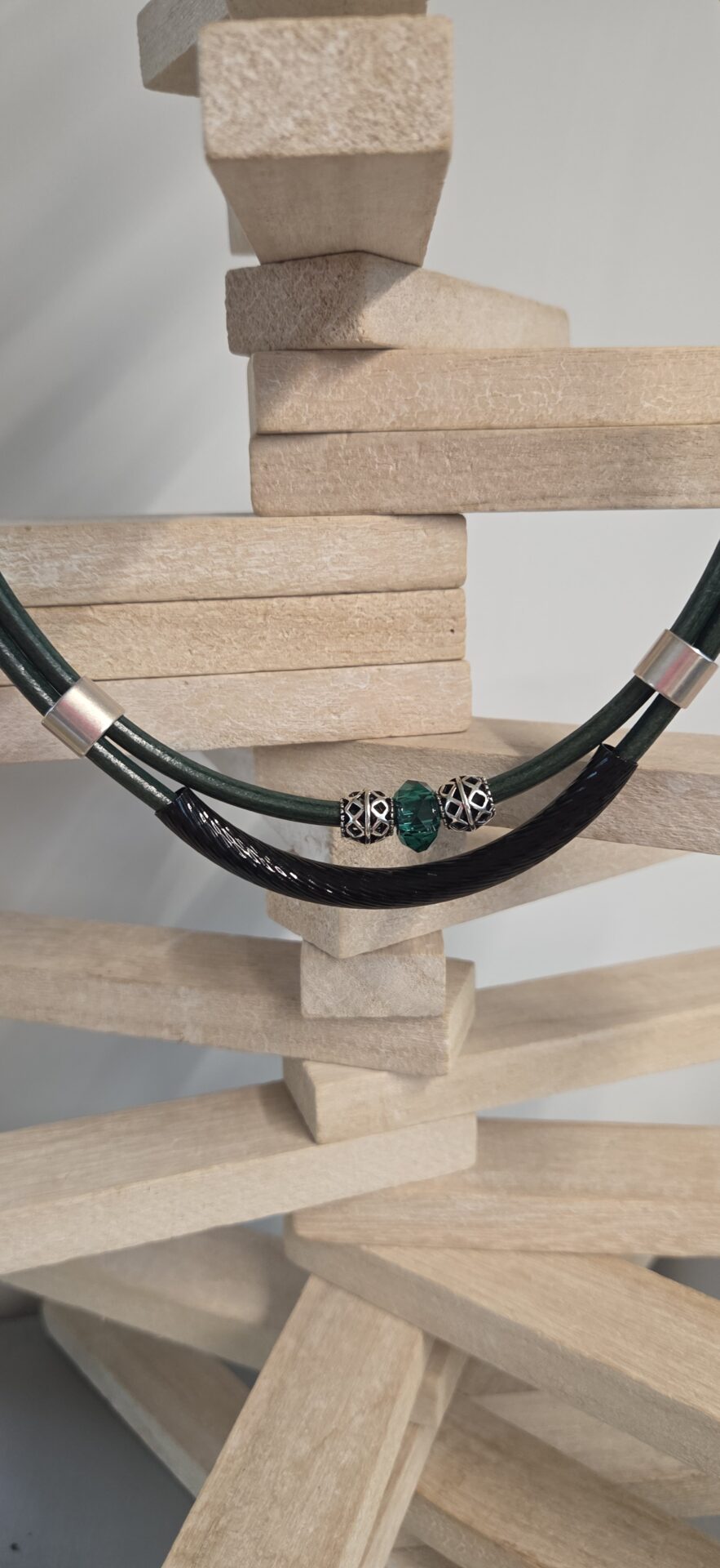 Collier femme en cuir vert et tube noir