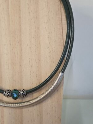 Collier femme deux cuirs ronds vert et tube et perles argentées