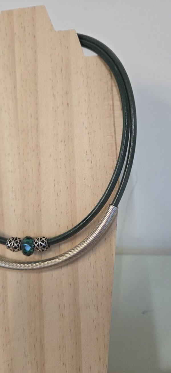 Collier femme deux cuirs ronds vert et tube et perles argentées