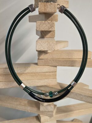 Collier femme en cuir vert et tube noir