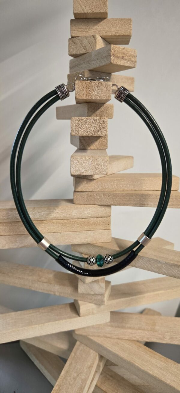 Collier femme en cuir vert et tube noir