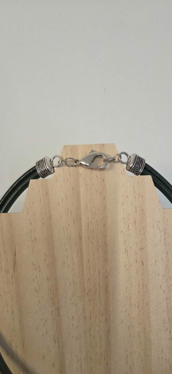 Collier femme deux cuirs ronds vert et tube et perles argentées