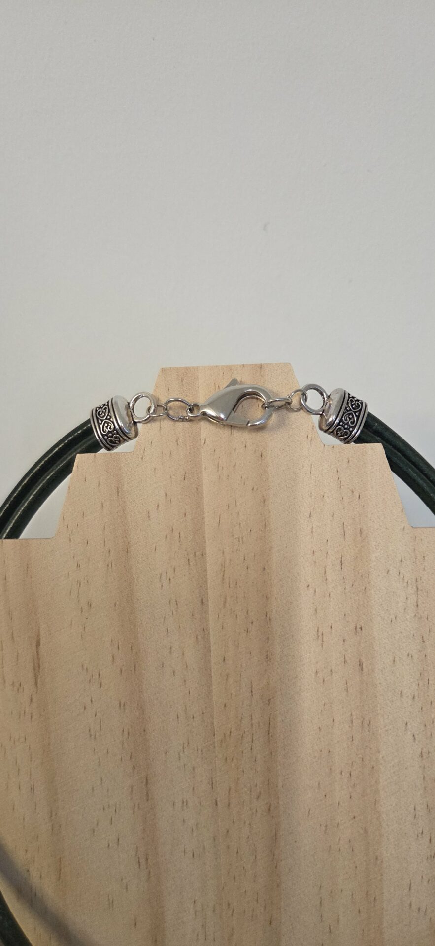 Collier femme deux cuirs ronds vert et tube et perles argentées