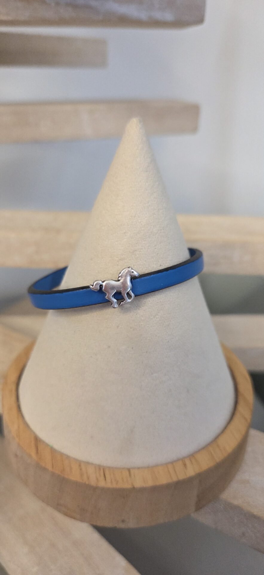 Bracelet enfant en cuir bleu et son cheval argenté