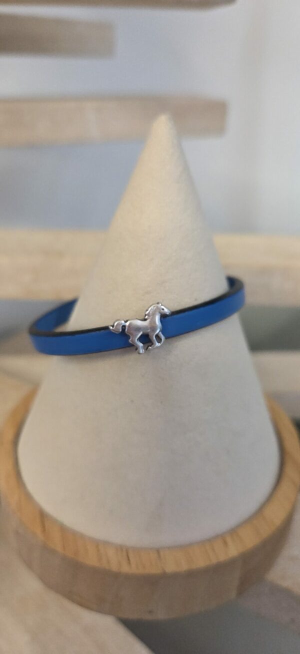 Bracelet enfant en cuir bleu et son cheval argenté