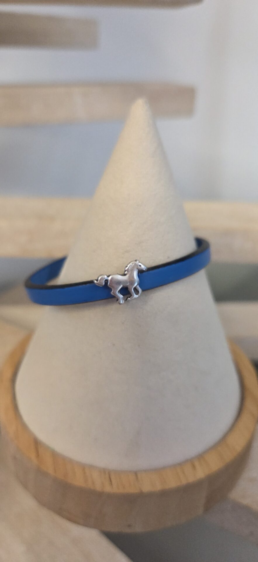 Bracelet enfant en cuir bleu et son cheval argenté