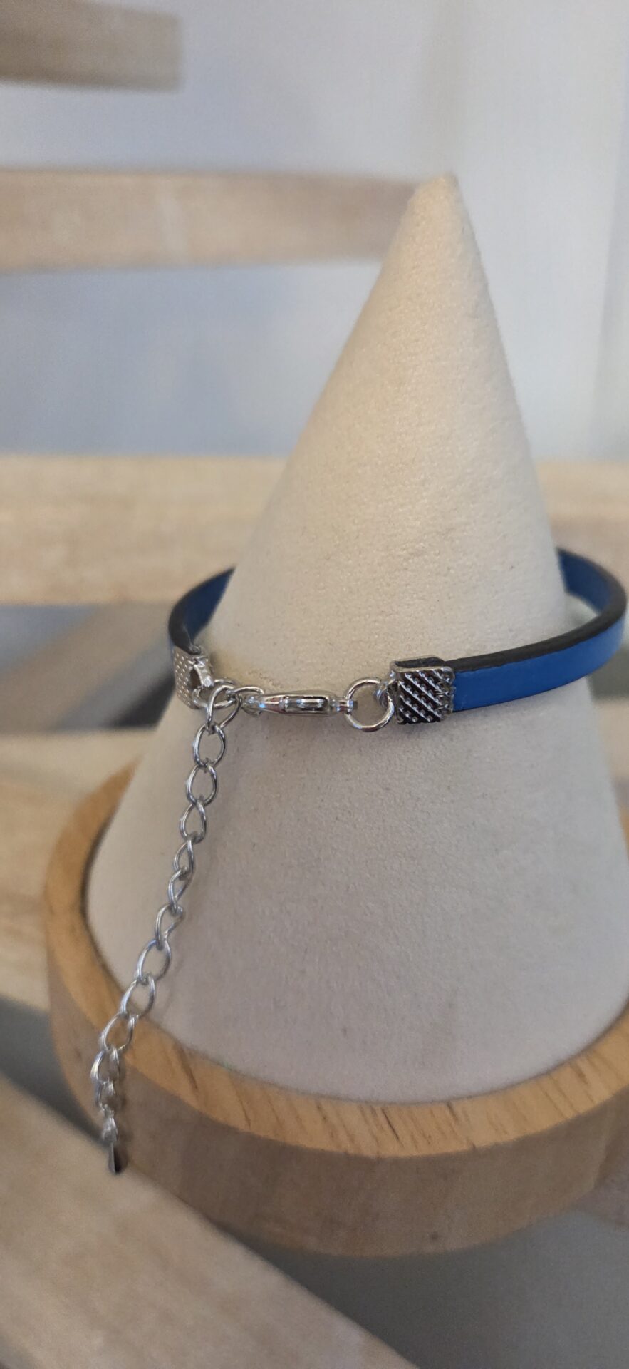Bracelet enfant en cuir bleu et son cheval argenté