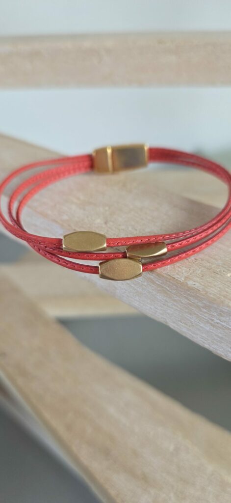 Bracelet femme cuir cousu corail et perles laiton