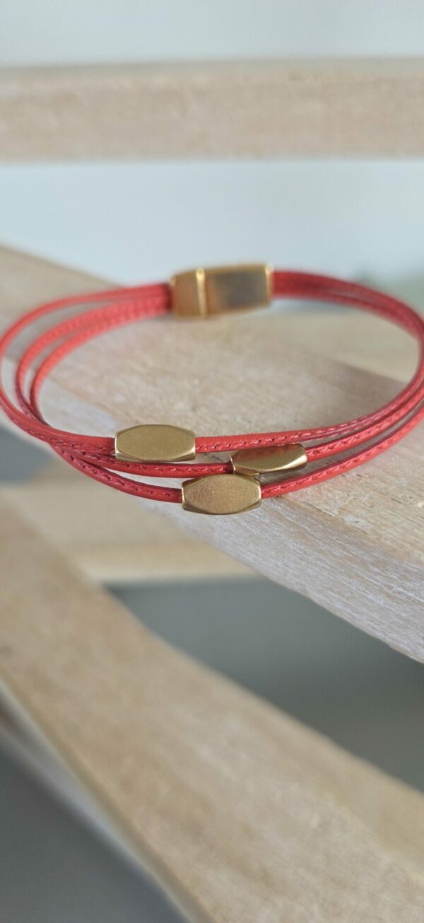Bracelet femme cuir cousu corail et perles laiton