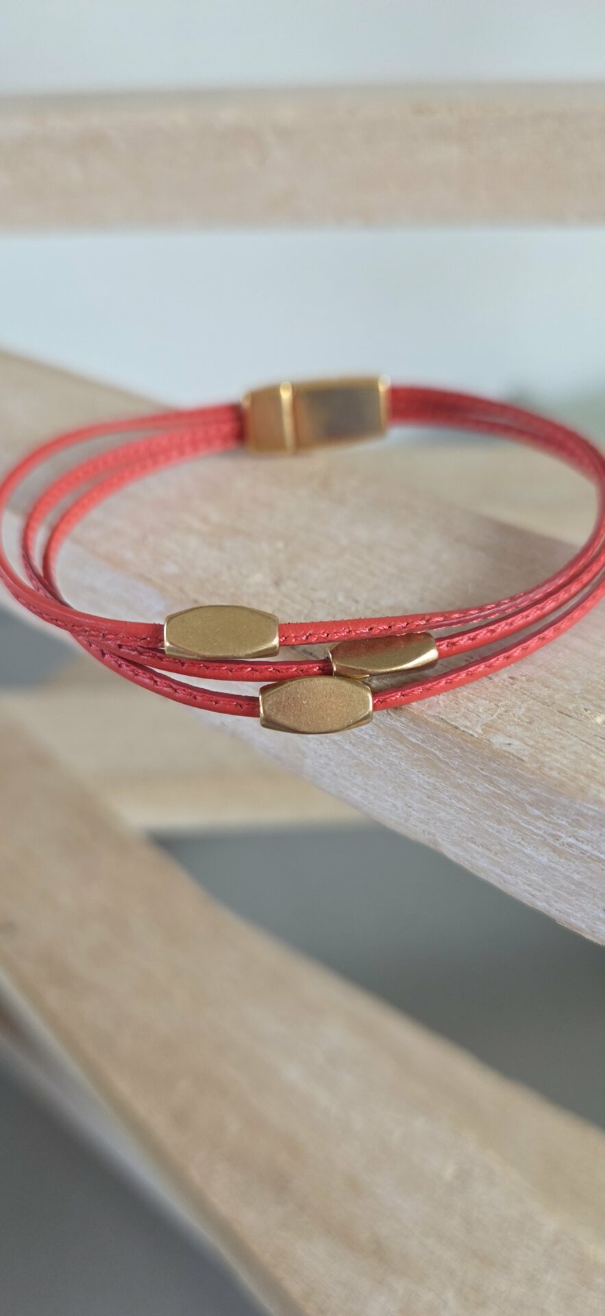 Bracelet femme cuir cousu corail et perles laiton