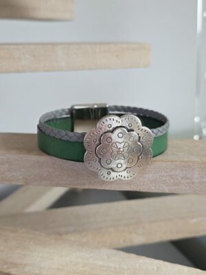 Bracelet cuir vert et gris et fleur argentée