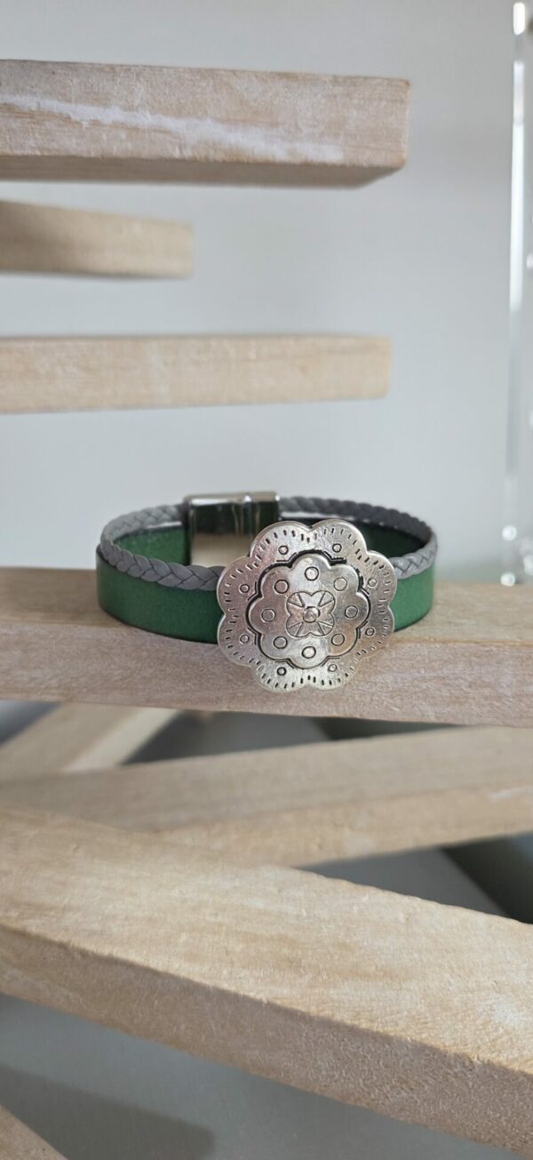 Bracelet cuir vert et gris et fleur argentée