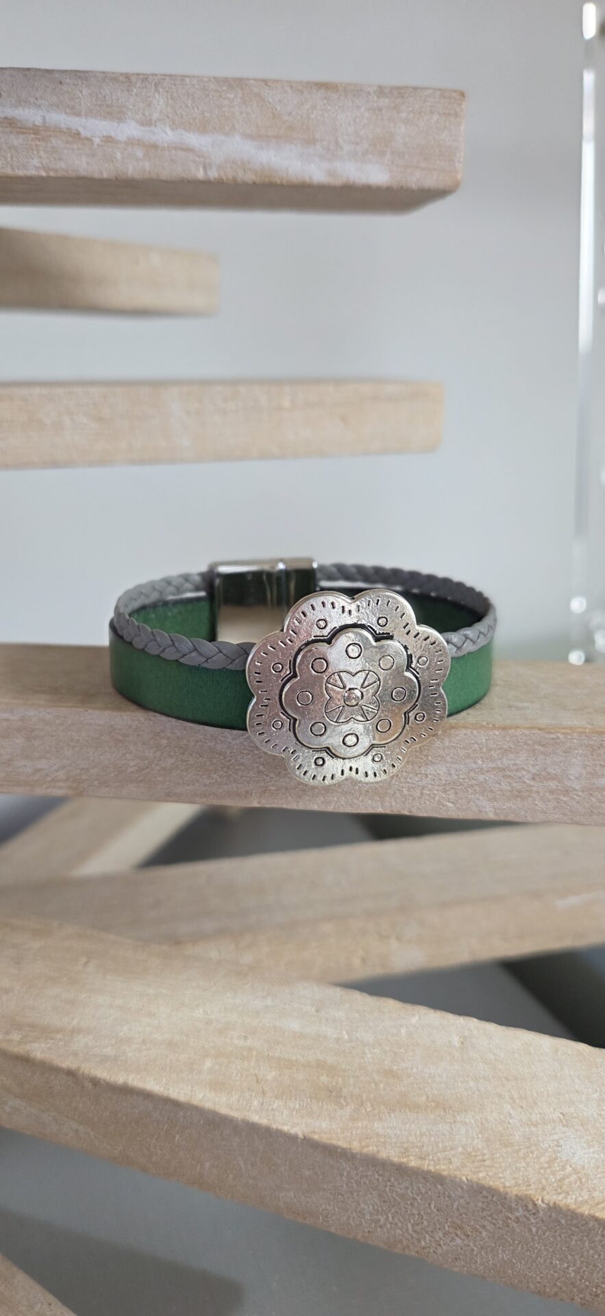 Bracelet cuir vert et gris et fleur argentée