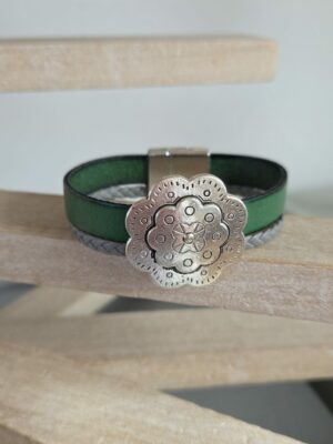Bracelet cuir vert et gris et fleur argentée