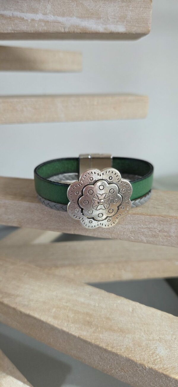 Bracelet cuir vert et gris et fleur argentée