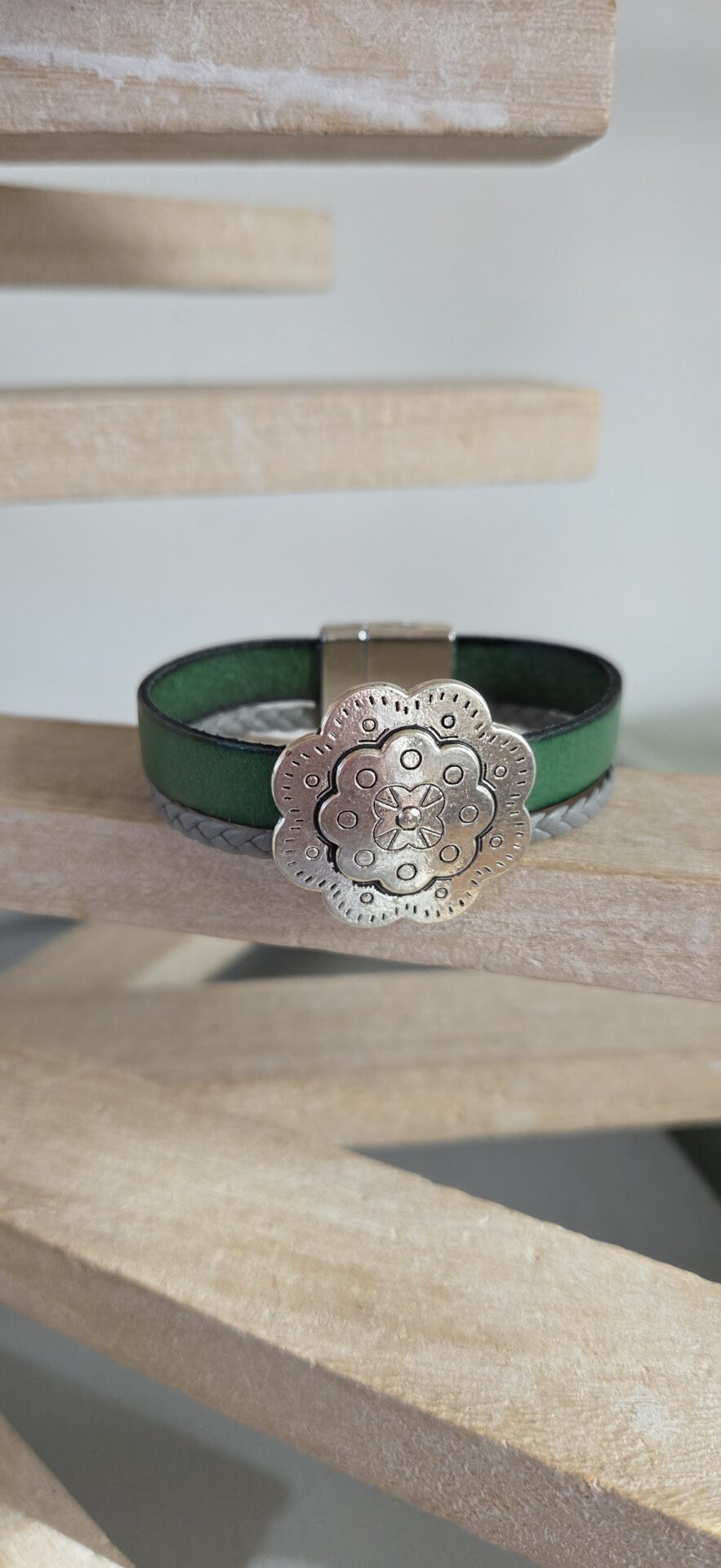 Bracelet cuir vert et gris et fleur argentée